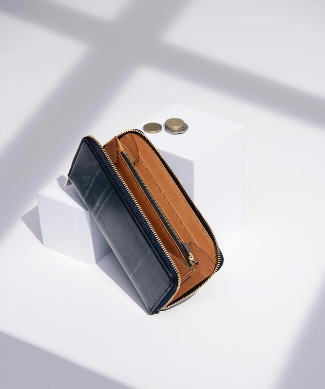 オイルレザーとは|経年変化(エイジング)やお手入れ方法について